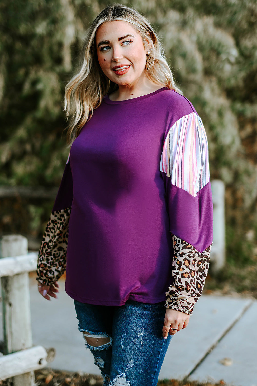 Blusa de talla grande con mangas a rayas de leopardo y bloques de color morado