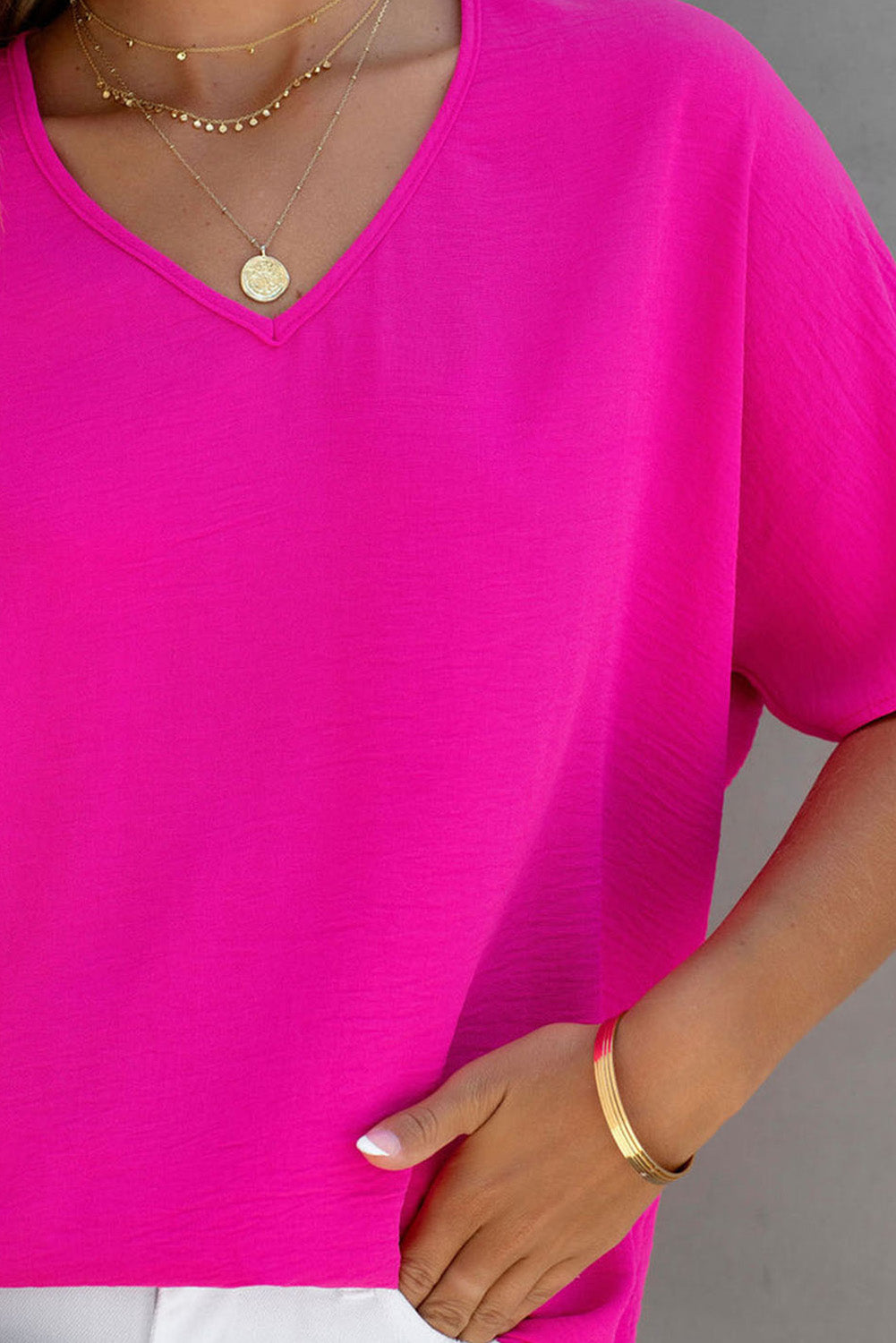 Blusa básica de color liso con escote en V y manga corta en rosa