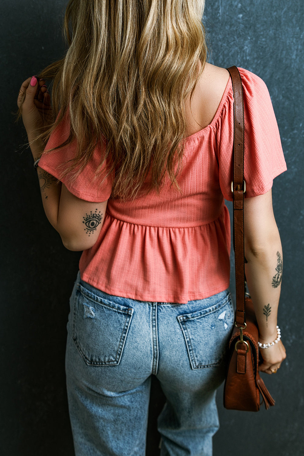 Blusa texturizada con mangas cortas con vuelo y escote en V fruncido en color rojo tomate