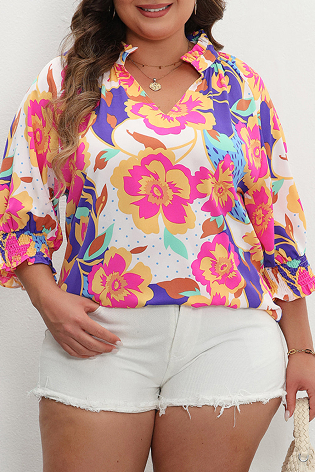 Blusa de manga corta abullonada con cuello dividido y estampado floral en color rosa y rojo