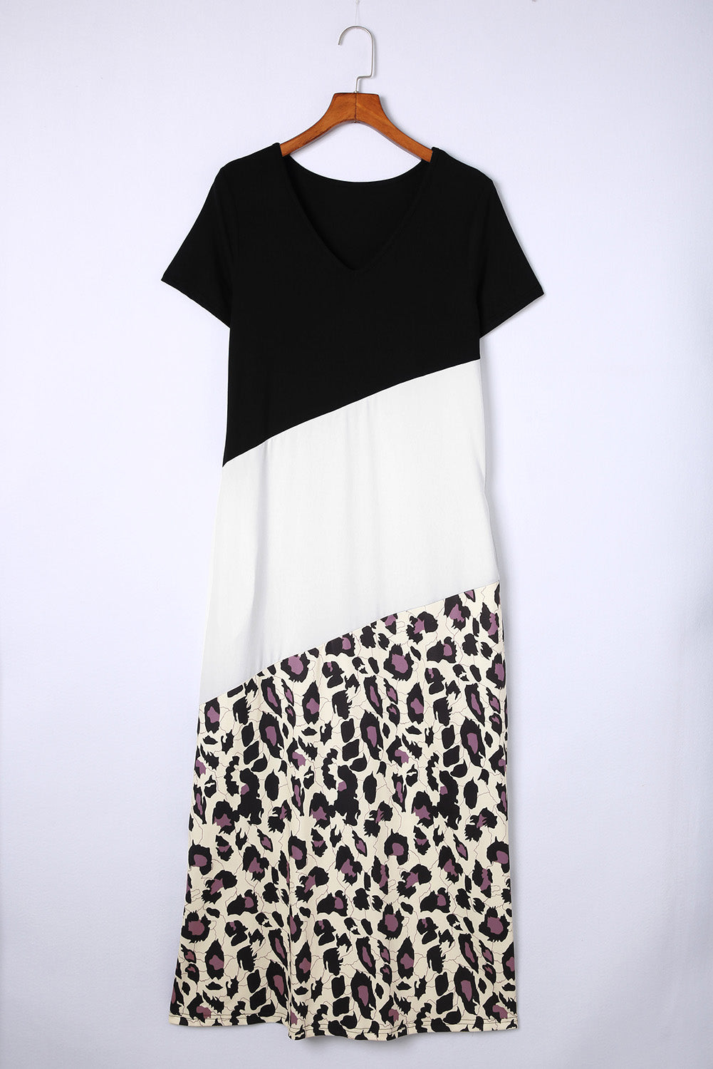 Vestido largo estilo camiseta con abertura lateral y diseño en bloques de color con estampado de leopardo negro