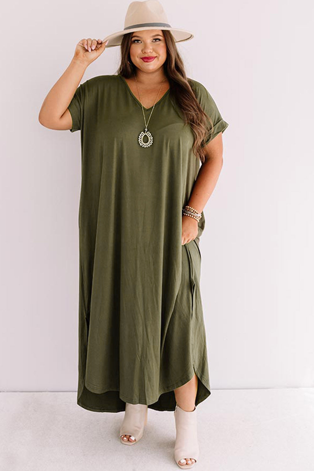 Vestido largo verde con escote en V y puños enrollados en talla grande