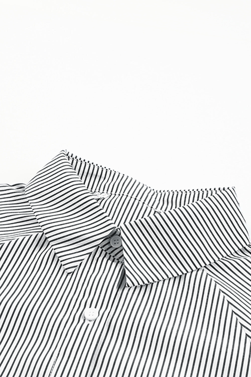 Camisa informal de rayas negras con puños fruncidos