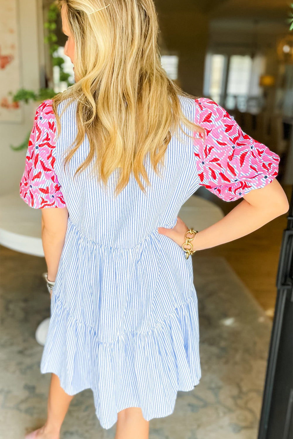 Vestido con volantes, mangas abullonadas y estampado floral de rayas en azul cielo