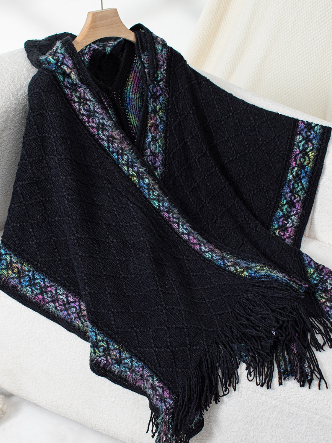 Poncho con capucha y media manga con flecos