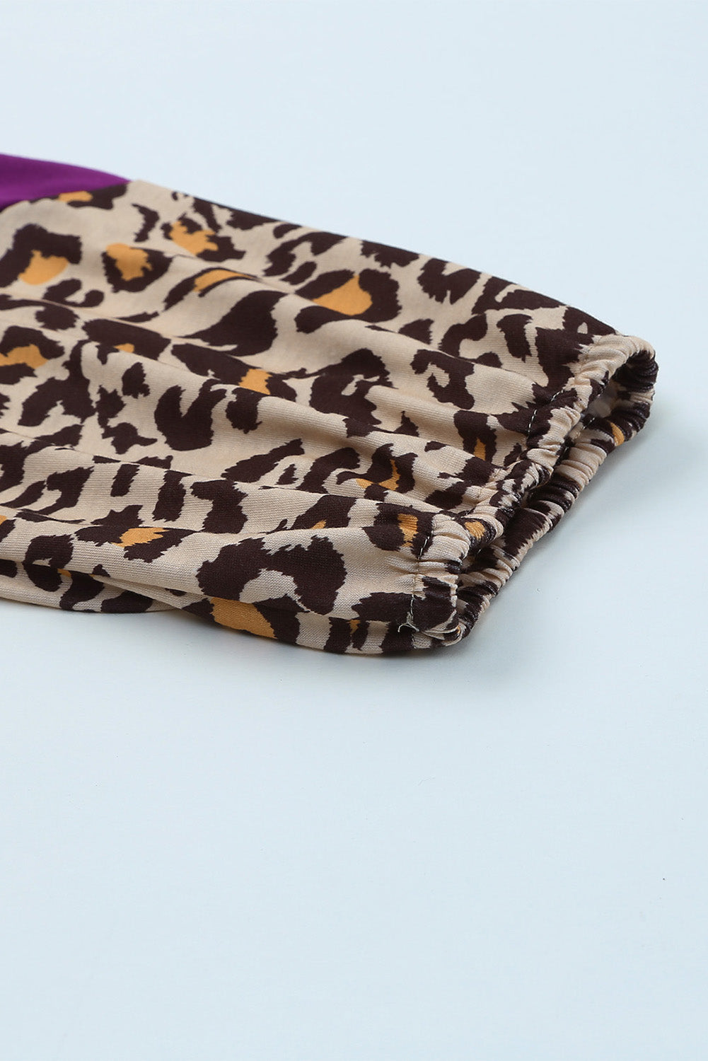 Blusa de talla grande con mangas a rayas de leopardo y bloques de color morado