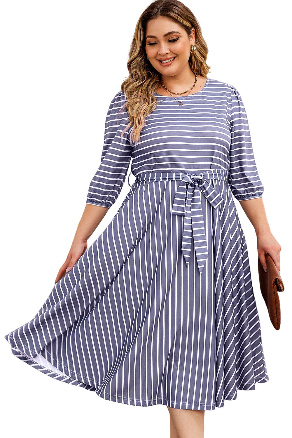 Vestido de talla grande con mangas 3/4 y cintura con lazo a rayas grises 