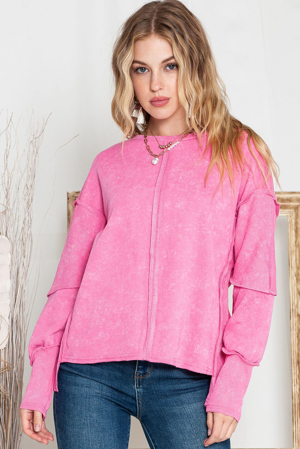 Sudadera con capucha de manga larga con diseño desgastado y parches de rosas