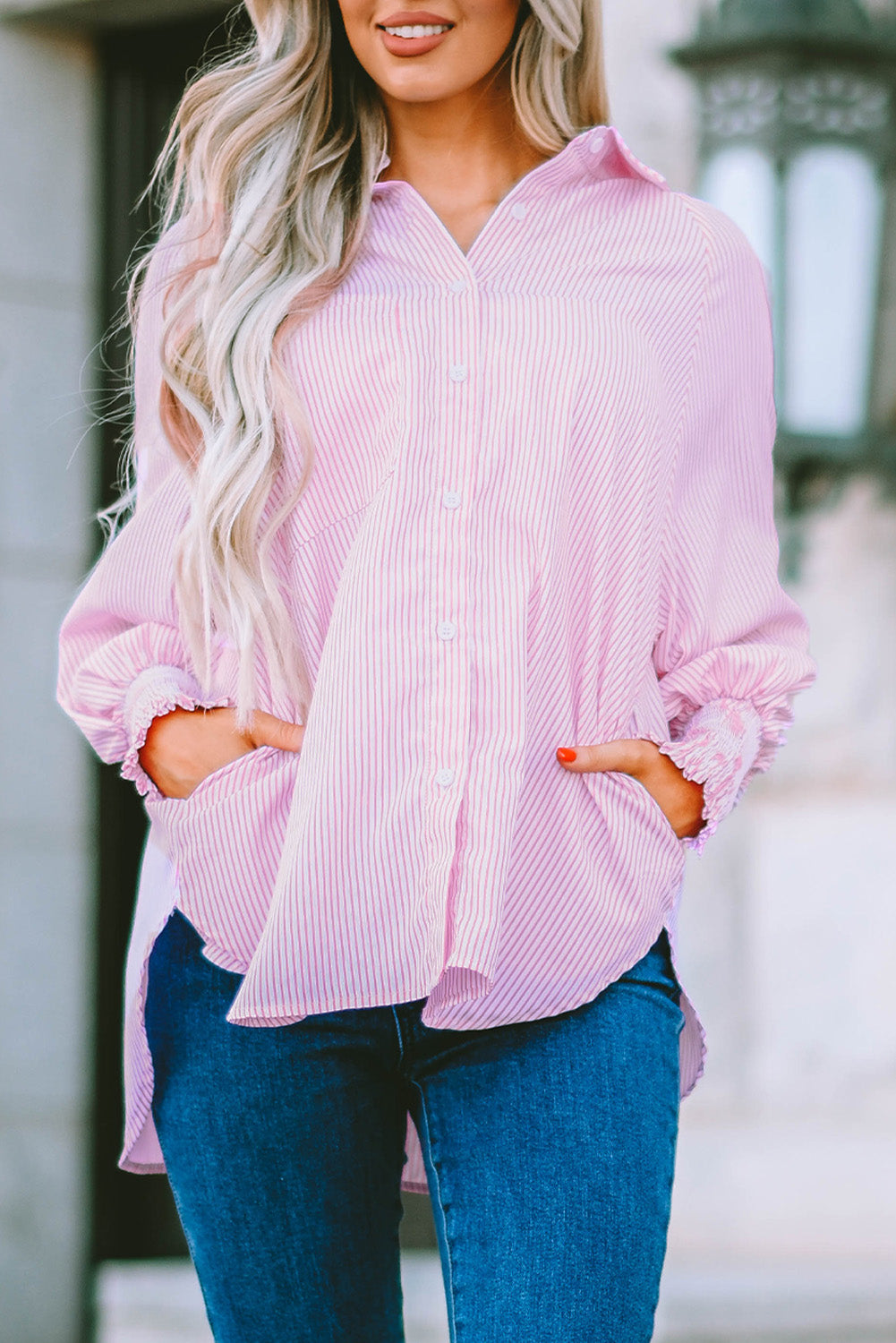 Camisa informal de rayas negras con puños fruncidos