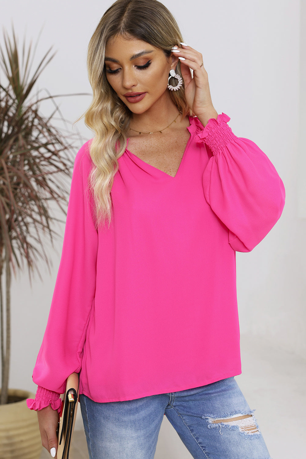 Blusa con escote en V, mangas abullonadas y plisada en rosa