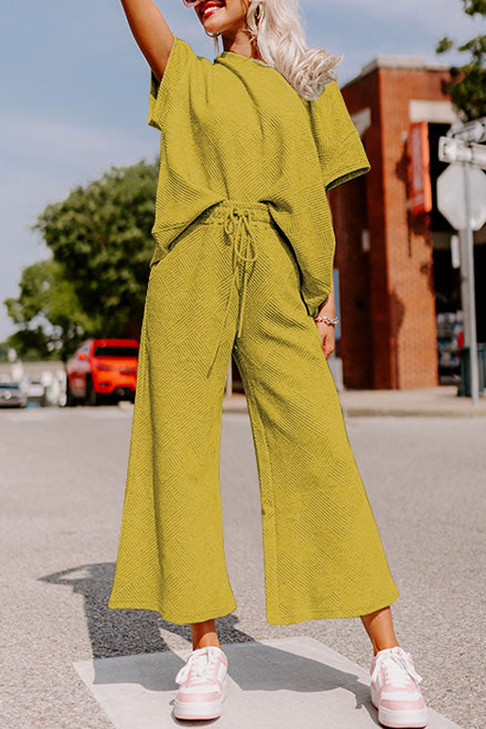 Conjunto de camiseta holgada con textura negra y pantalón con cordón