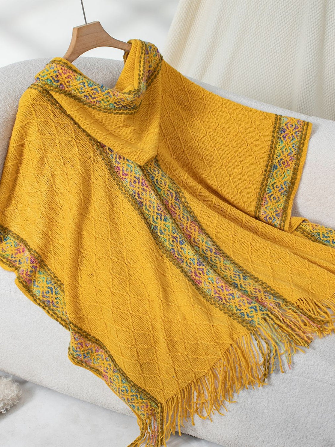 Poncho con capucha y media manga con flecos