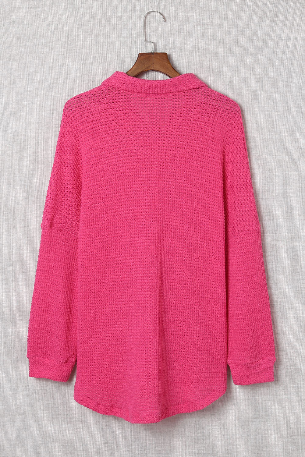 Blusa de punto gofre con botones en el frente y bolsillos de color rosa intenso