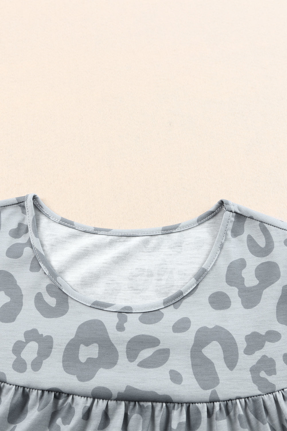 Blusa plisada informal con capas y estampado de leopardo gris para verano