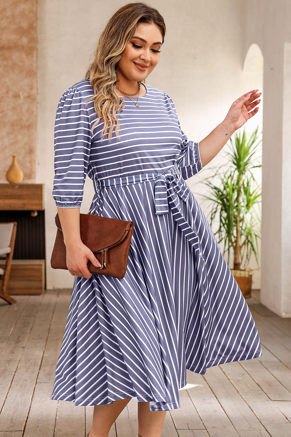 Vestido de talla grande con mangas 3/4 y cintura con lazo a rayas grises 
