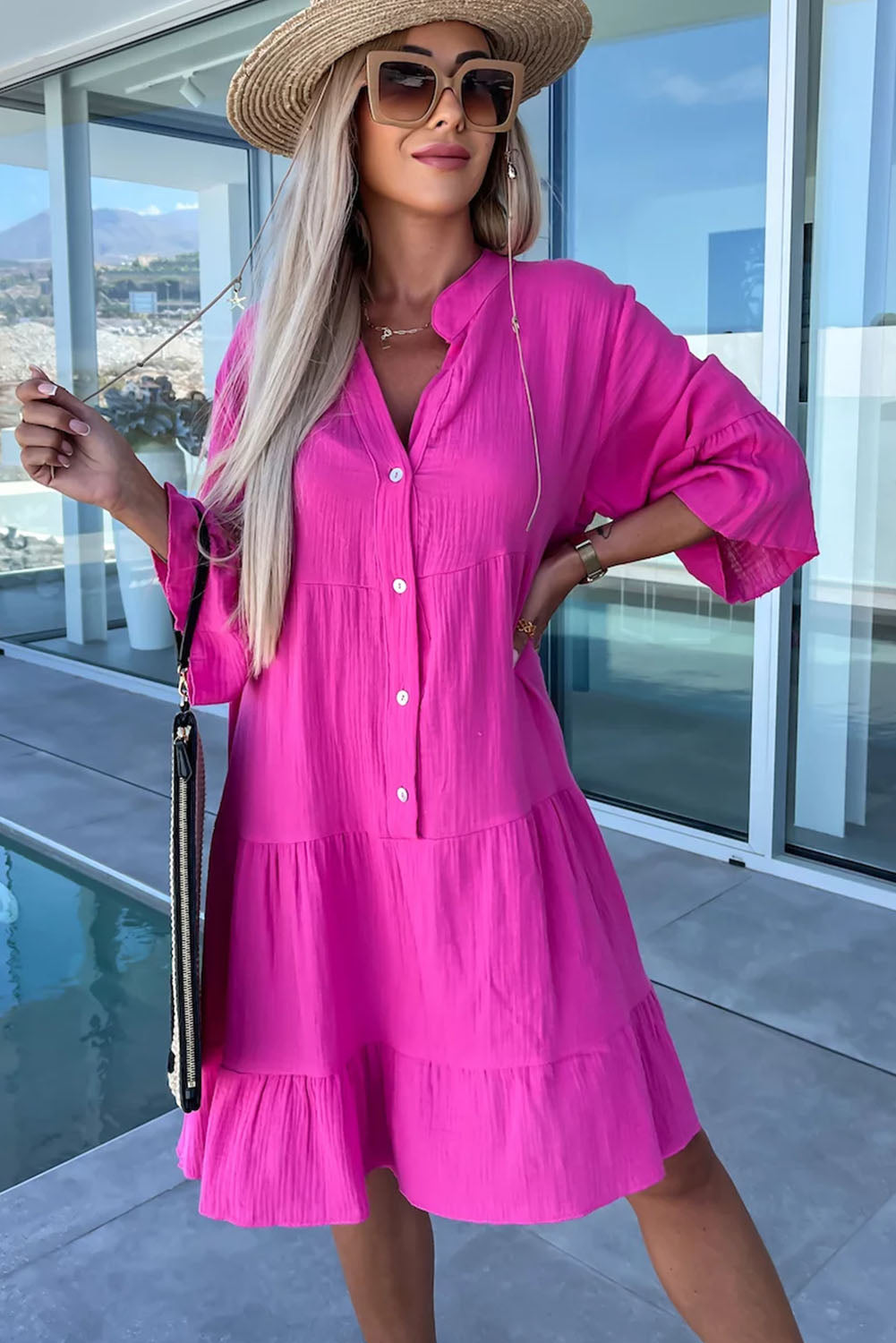 Vestido camisero con escote abierto y capas con diseño arrugado en rosa