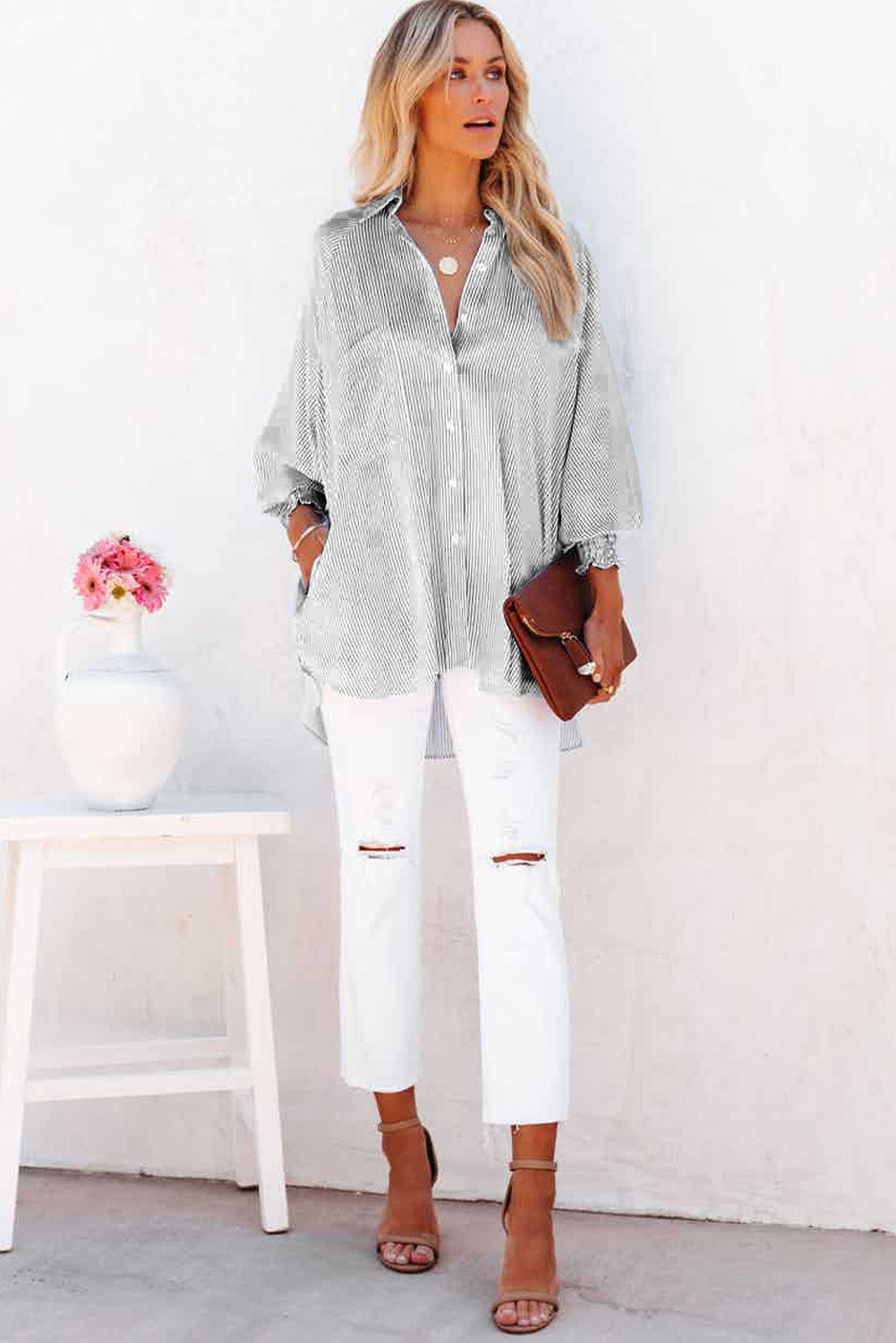 Camisa informal de rayas negras con puños fruncidos