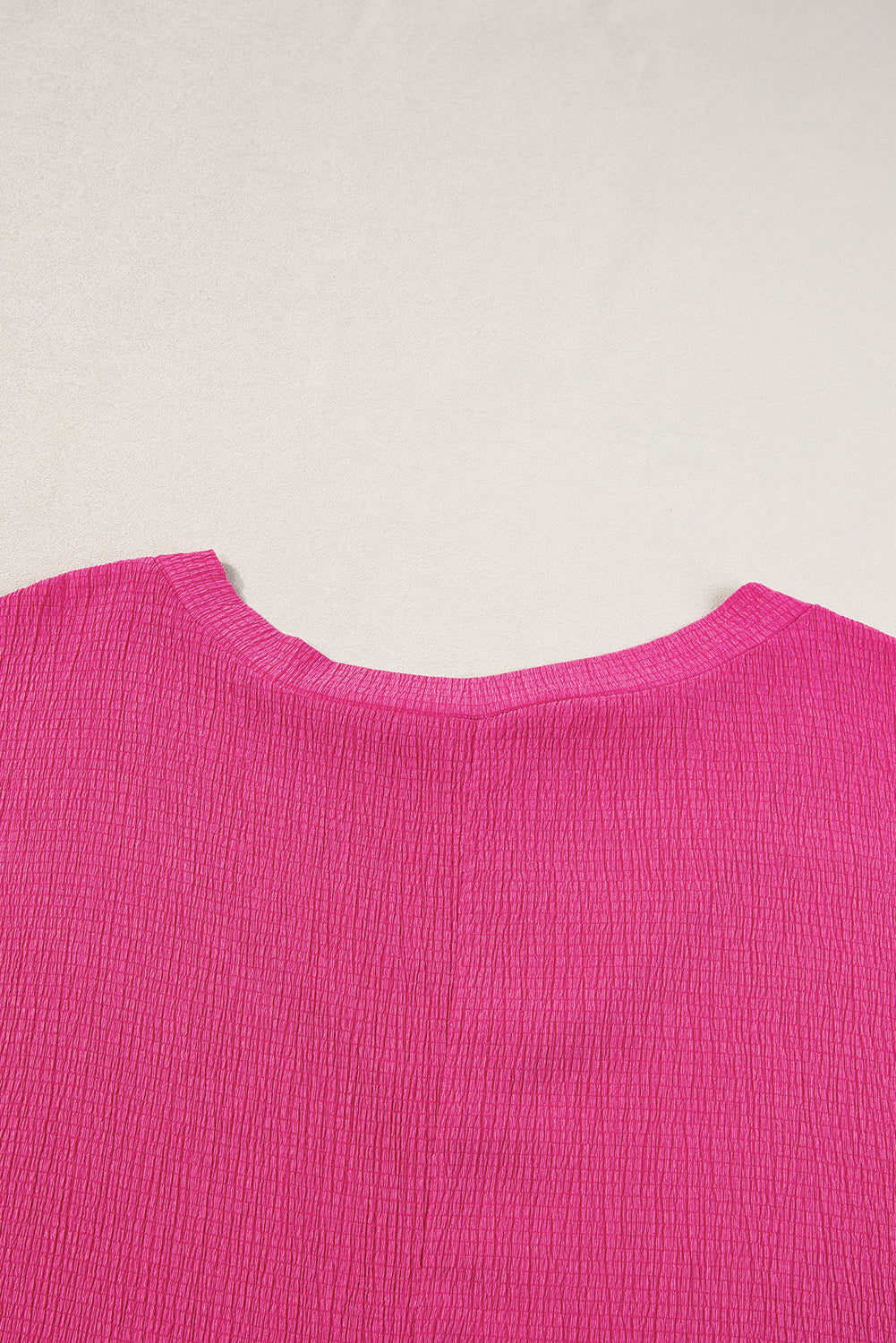 Blusa con escote en V y textura en color azul zafiro de talla grande