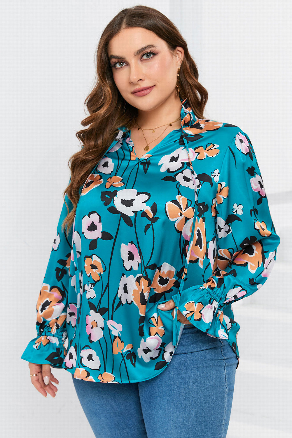 Blusa de talla grande con escote en V y estampado floral en azul cielo 