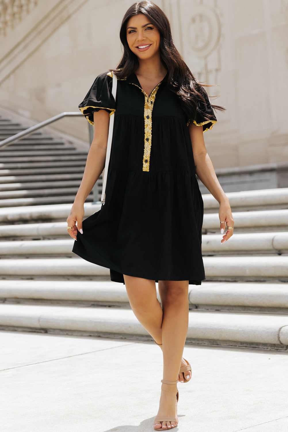 Vestido camisero para el día del juego con mangas abullonadas, color negro y ribete de lentejuelas doradas