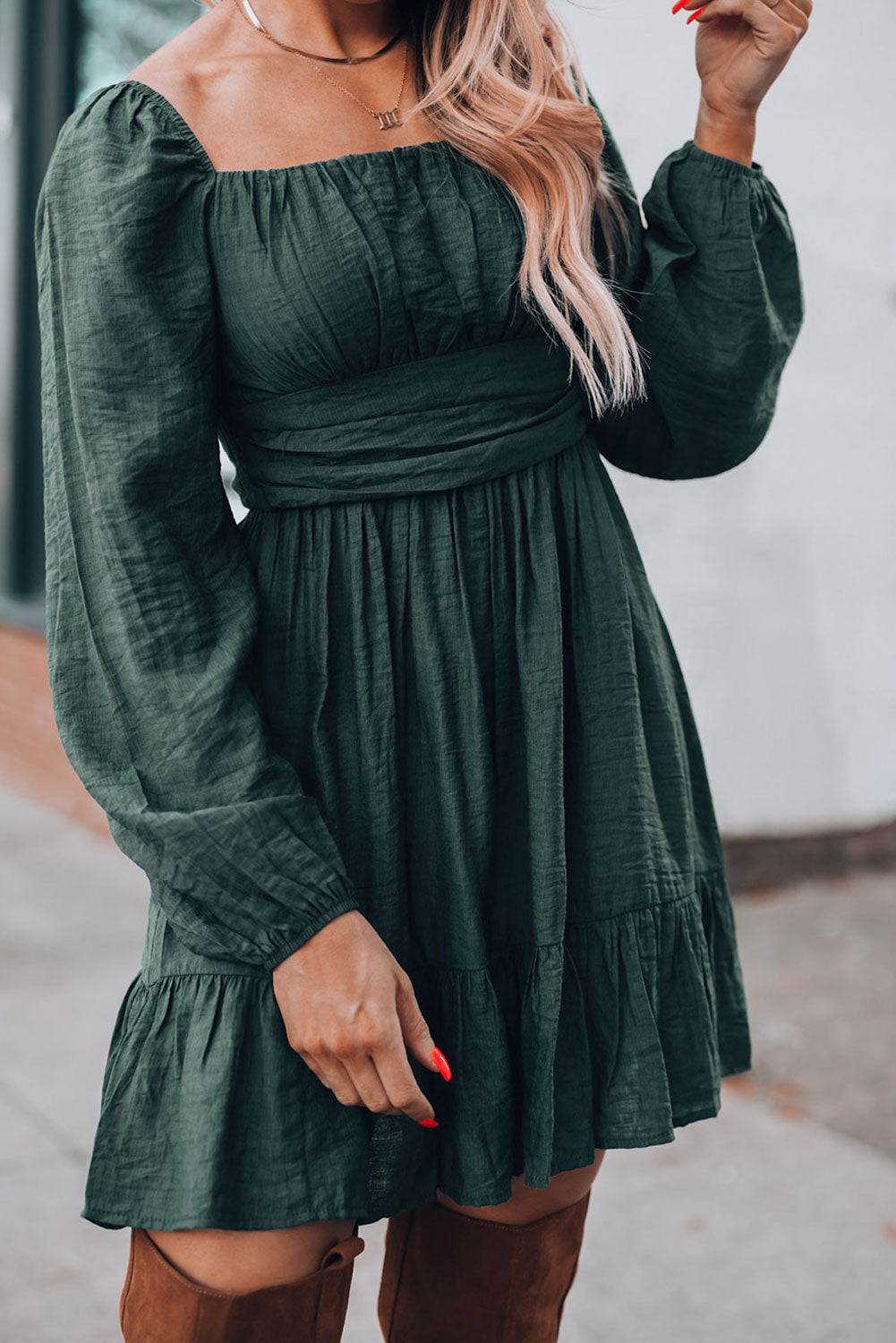 Vestido de escote cuadrado con línea A y dobladillo con volantes en color verde sólido