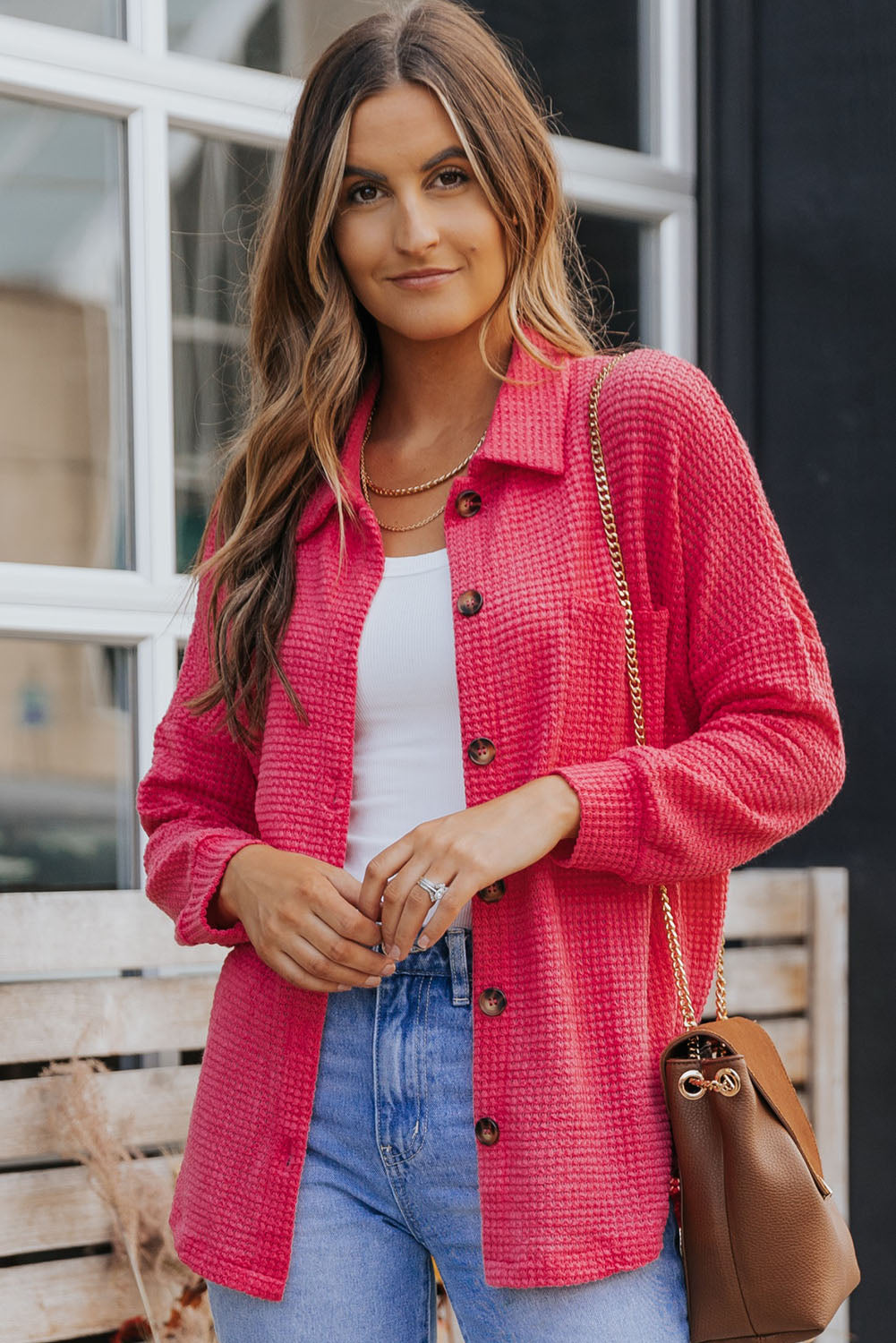 Blusa de punto gofre con botones en el frente y bolsillos de color rosa intenso