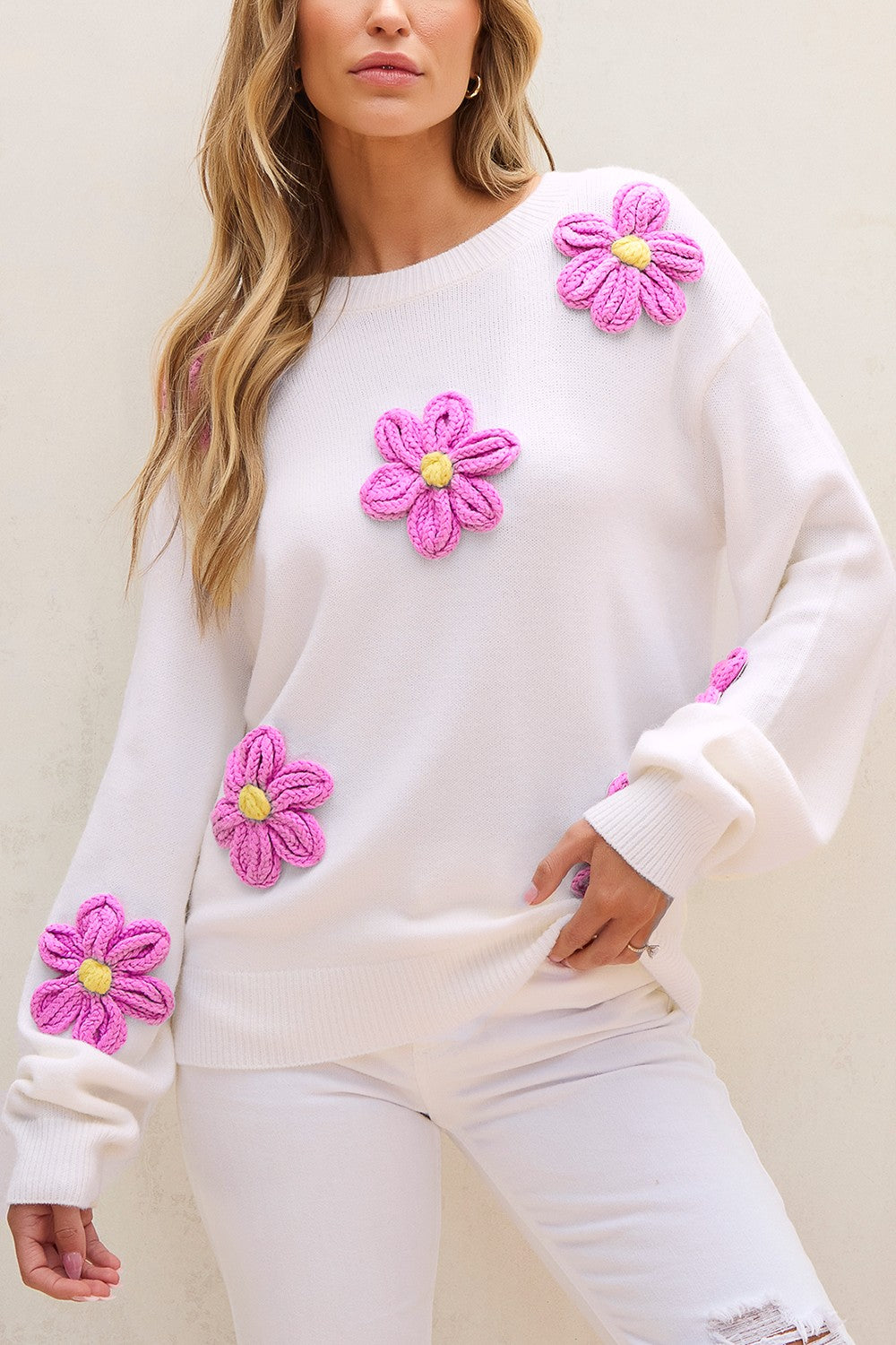 Suéter de manga larga con cuello redondo y flores de crochet