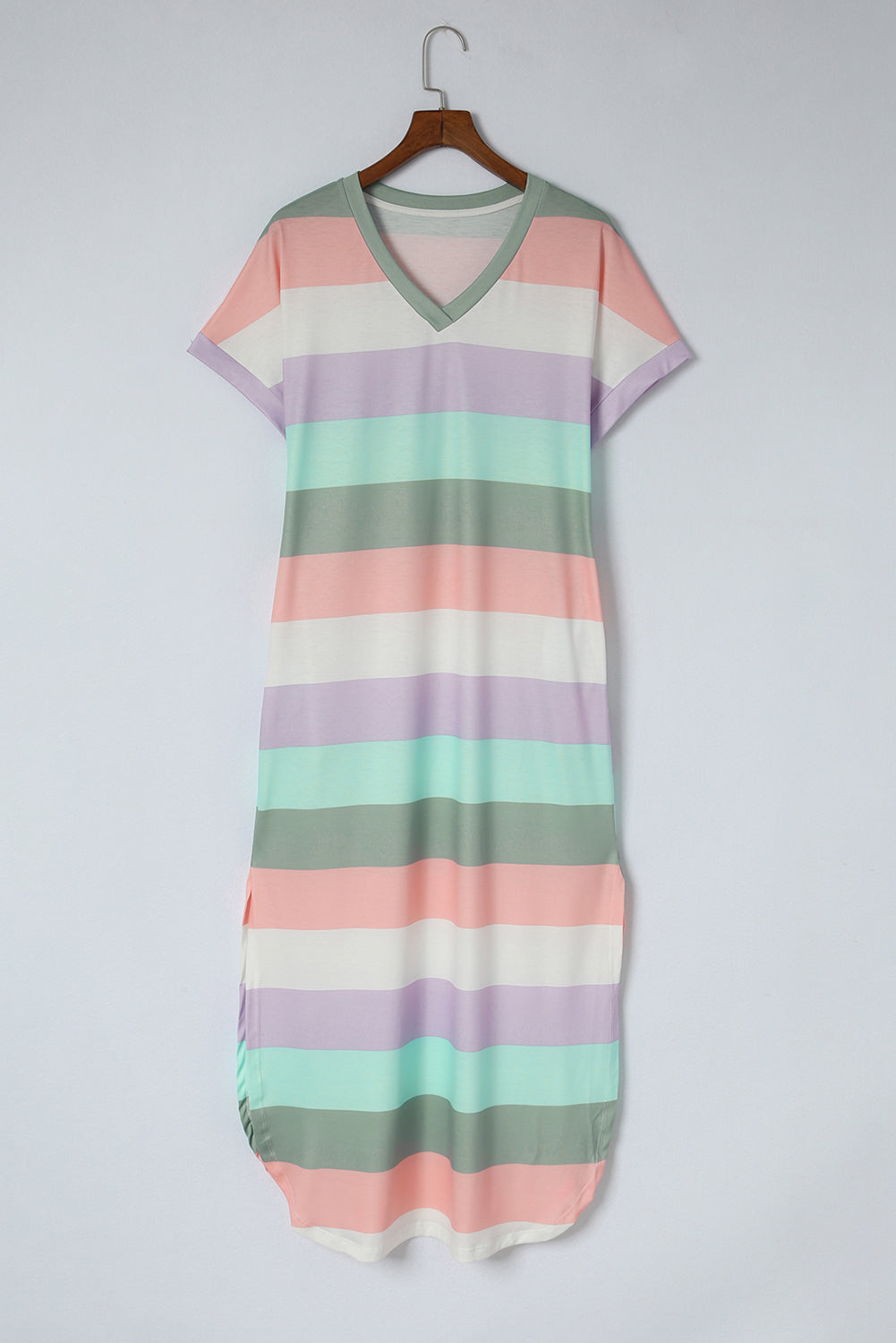 Vestido estilo camiseta con aberturas laterales, escote en V y bolsillos a rayas multicolor