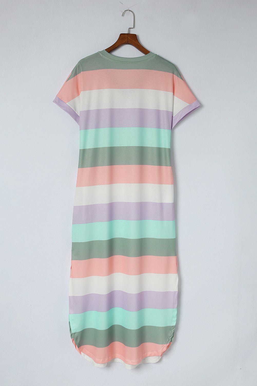 Vestido estilo camiseta con aberturas laterales, escote en V y bolsillos a rayas multicolor