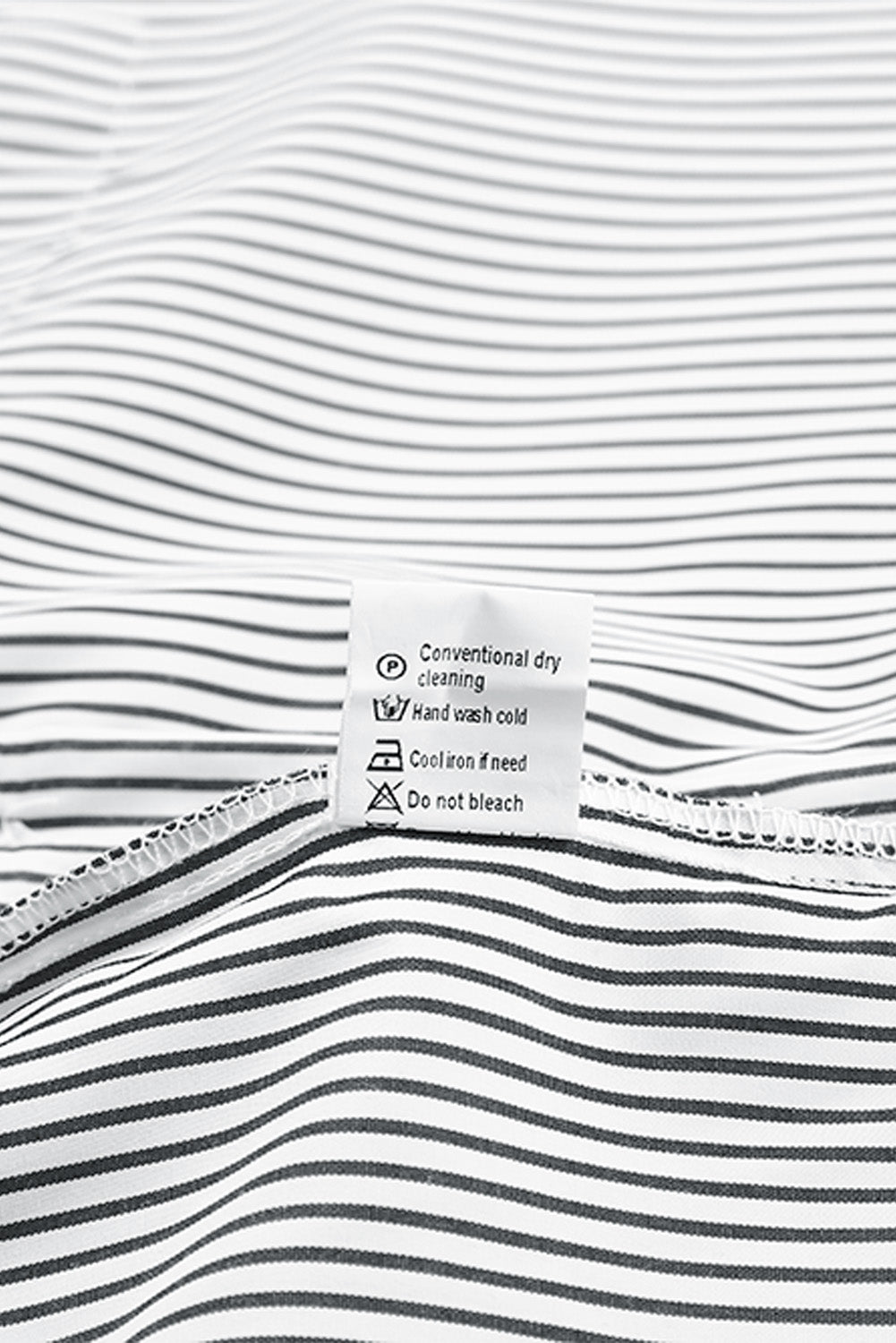 Camisa informal de rayas negras con puños fruncidos