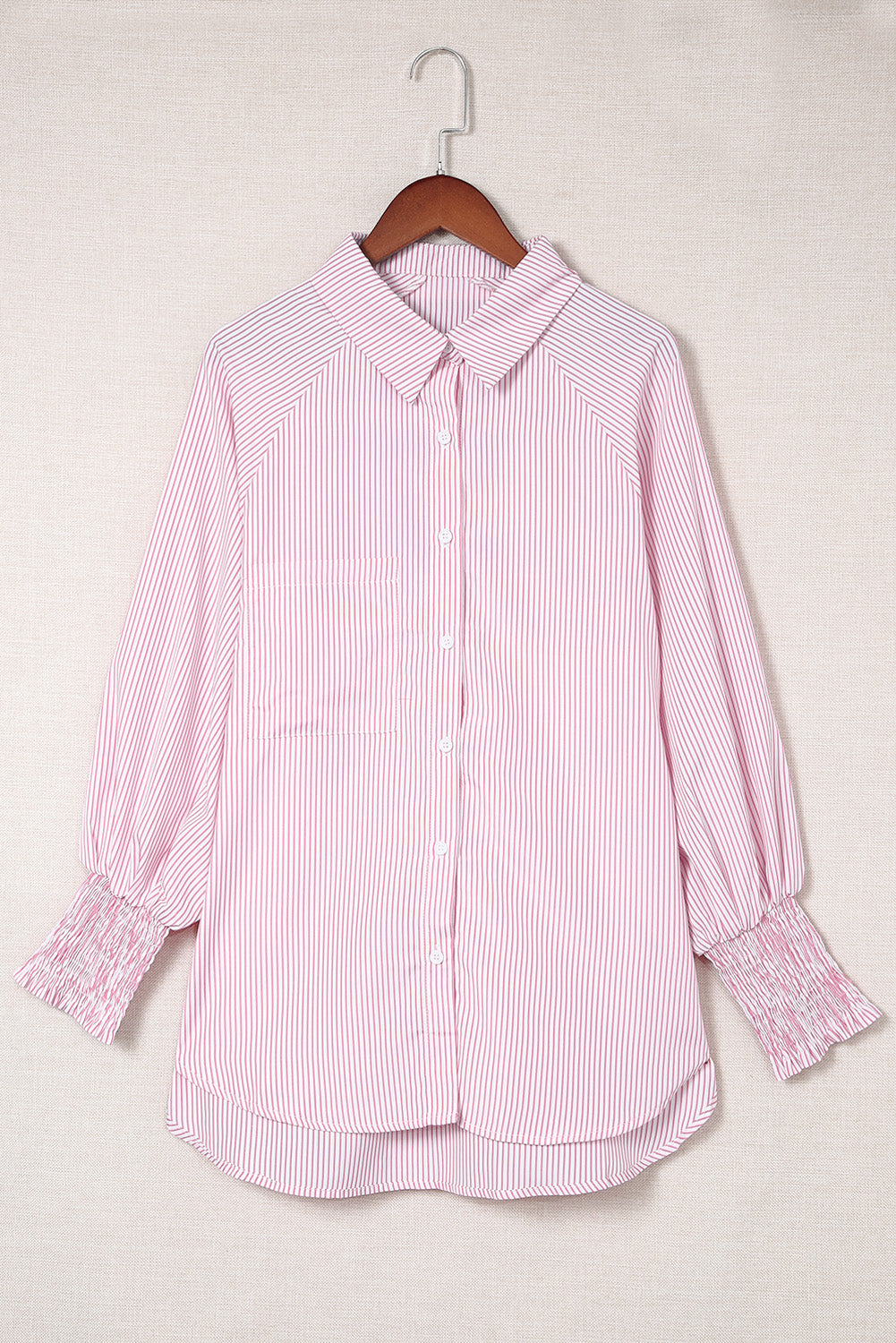 Camisa informal de rayas negras con puños fruncidos