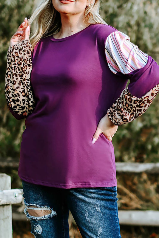 Blusa de talla grande con mangas a rayas de leopardo y bloques de color morado