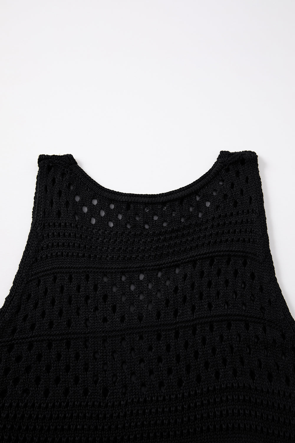 Vestido negro de crochet calado con aberturas