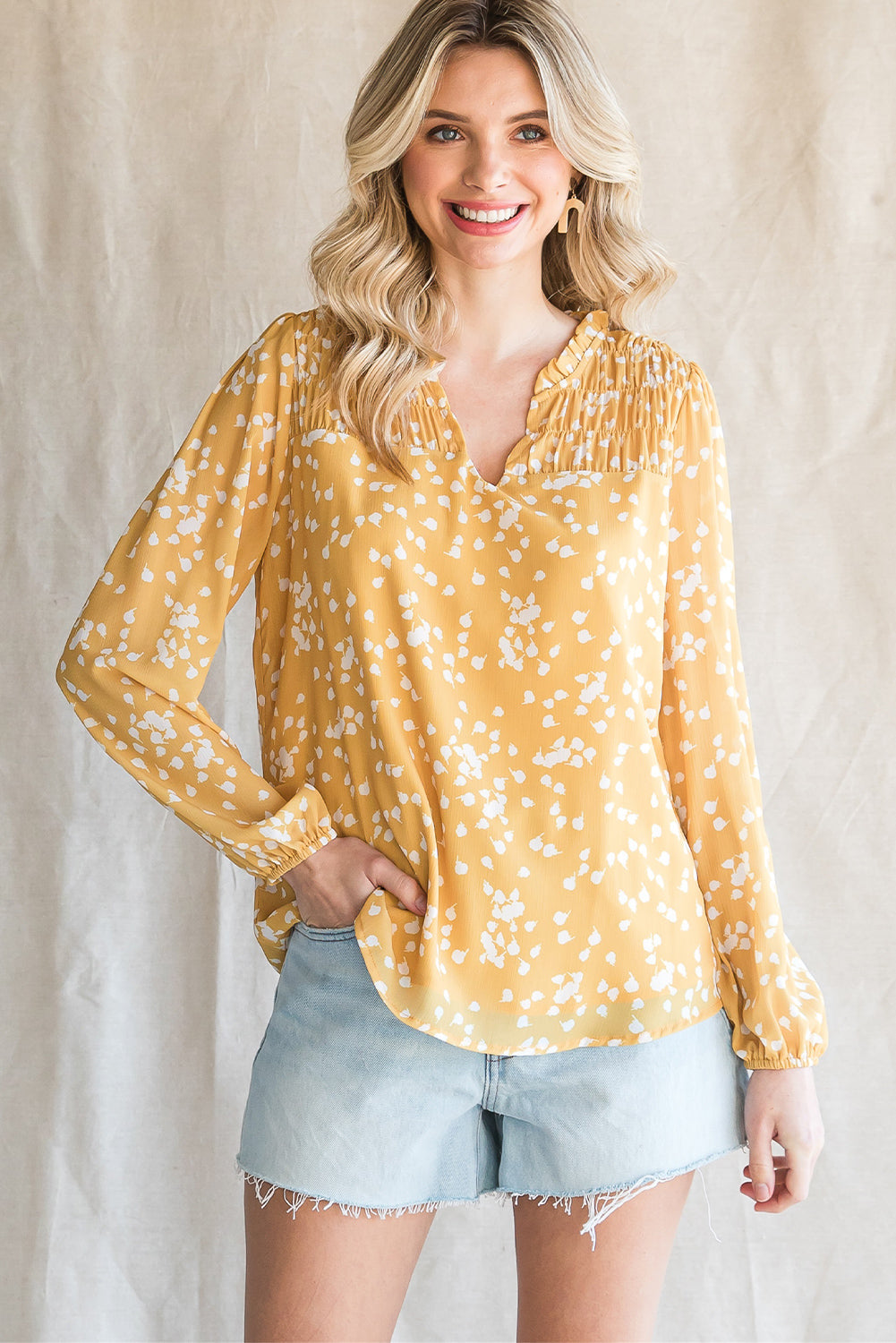 Blusa bohemia arrugada con escote en V dividido y volante amarillo