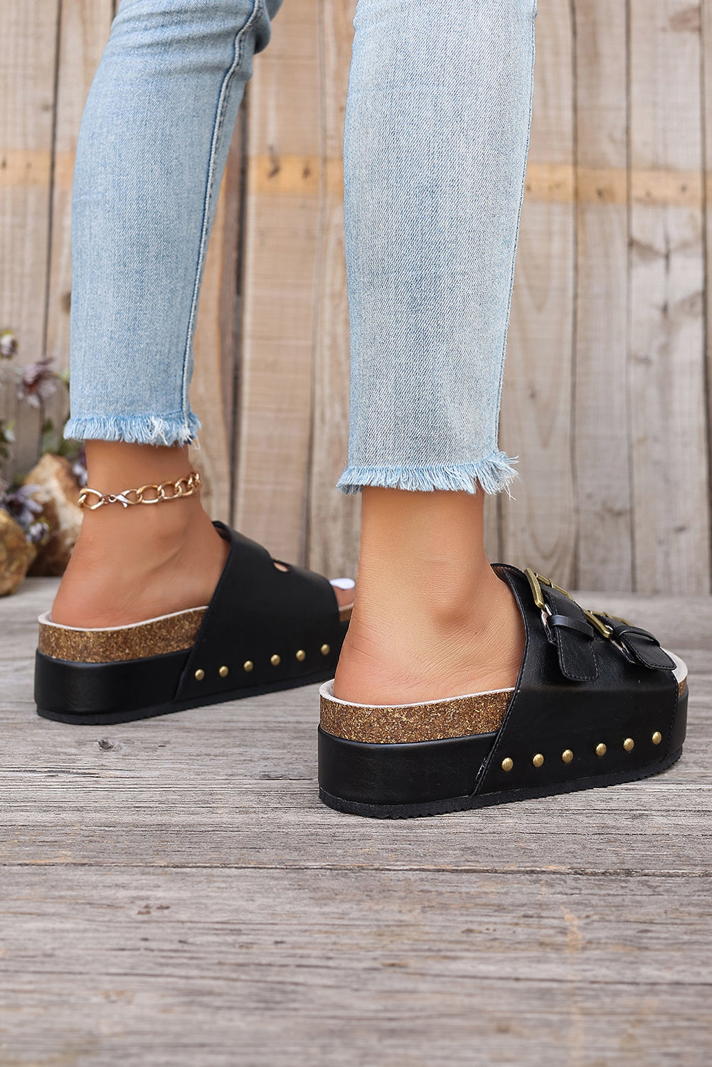 Sandalias de plataforma vintage con tachuelas y doble hebilla en color castaño