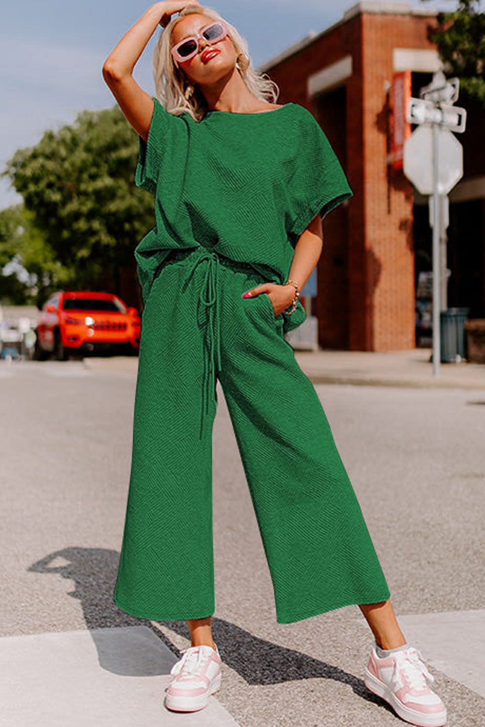 Conjunto de camiseta holgada con textura negra y pantalón con cordón