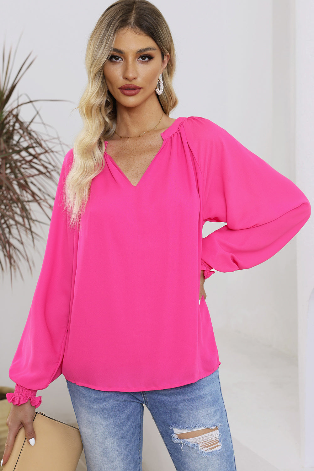 Blusa con escote en V, mangas abullonadas y plisada en rosa