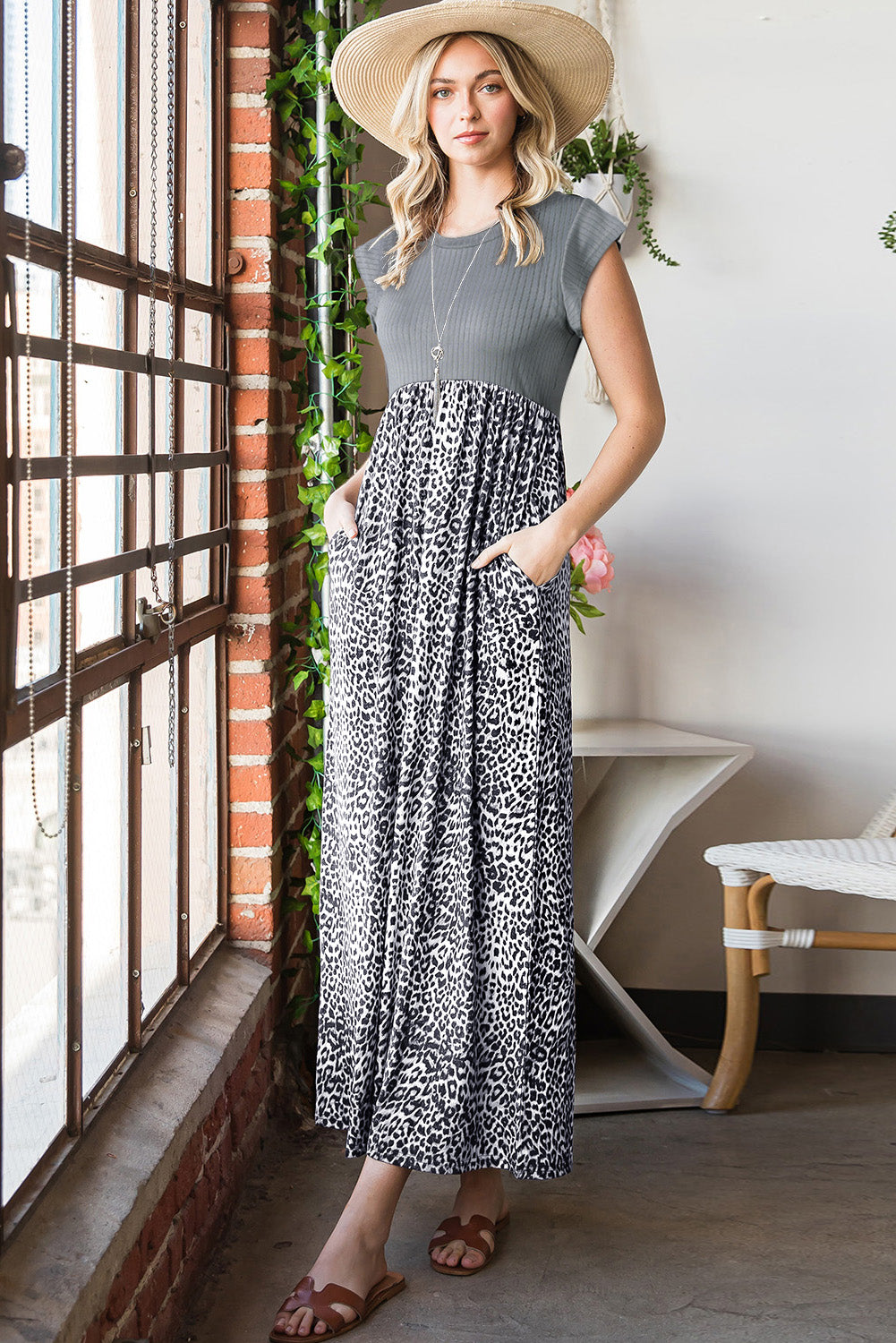 Vestido largo informal con bolsillos y mangas cortas y estampado de leopardo gris