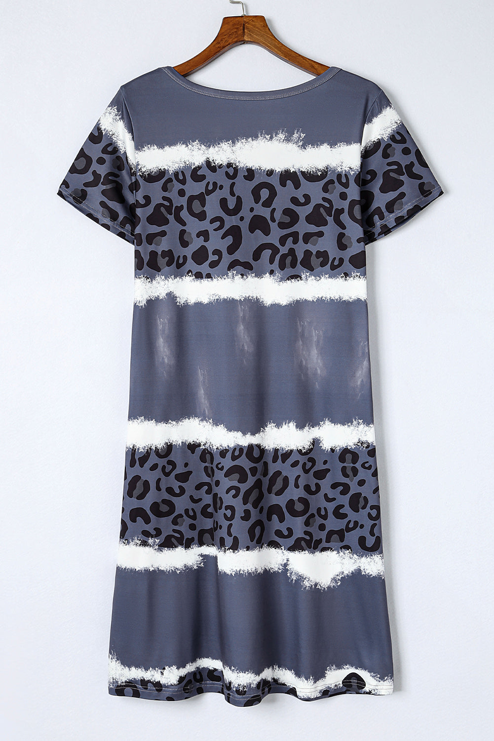 Vestido estilo camiseta con escote en V y bloques de color teñido anudado y estampado de leopardo en rosa