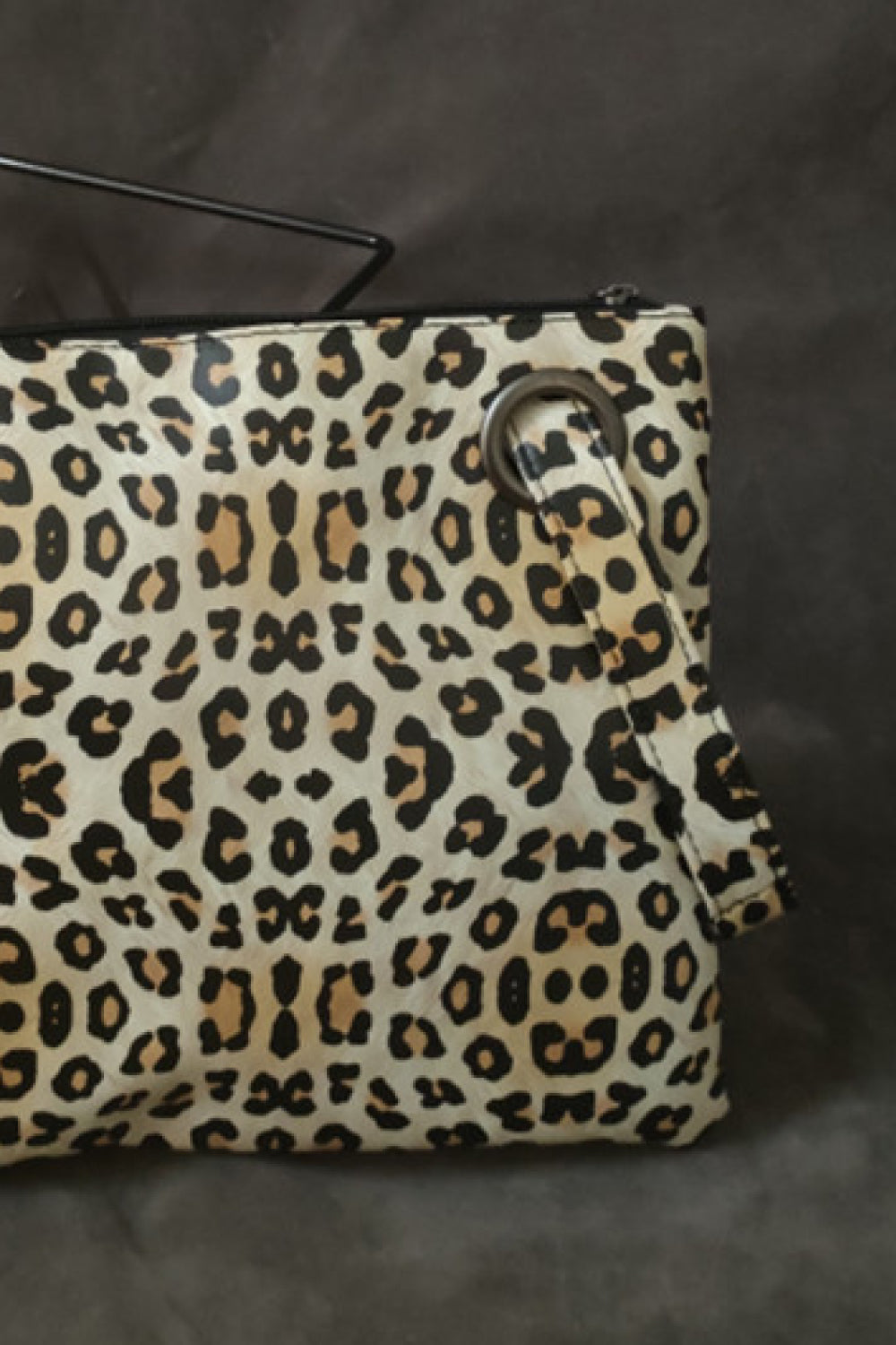 Cartera de piel sintética con diseño de leopardo