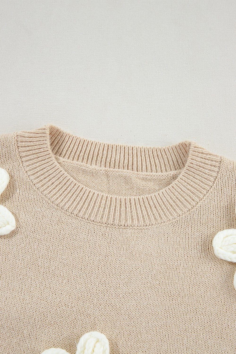 Suéter de manga larga con cuello redondo y flores de crochet
