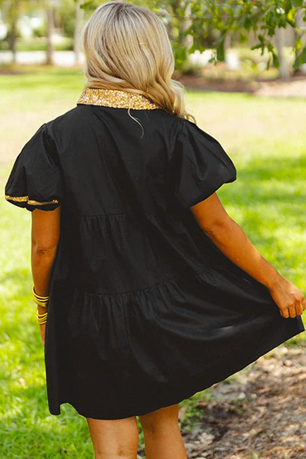 Vestido camisero para el día del juego con mangas abullonadas, color negro y ribete de lentejuelas doradas