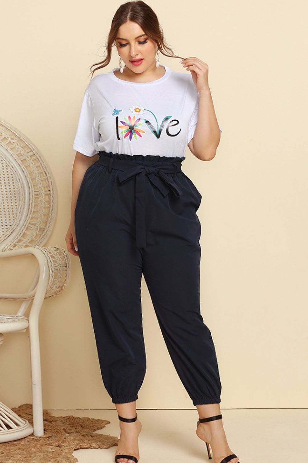 Conjunto de camiseta y joggers con cinturón