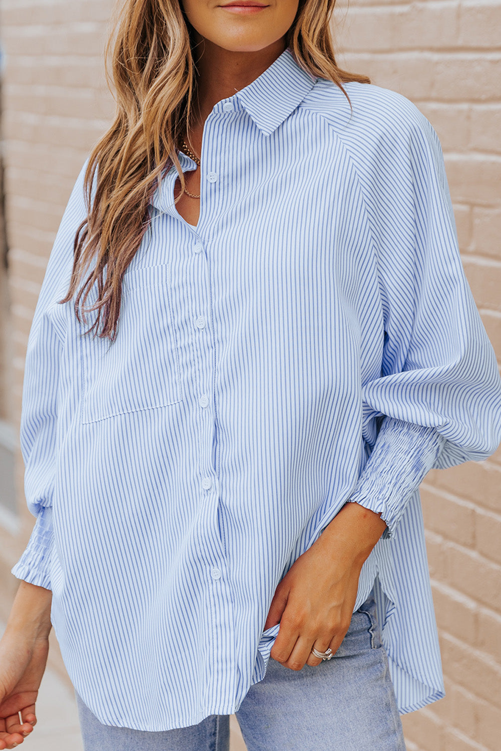 Camisa informal de rayas negras con puños fruncidos