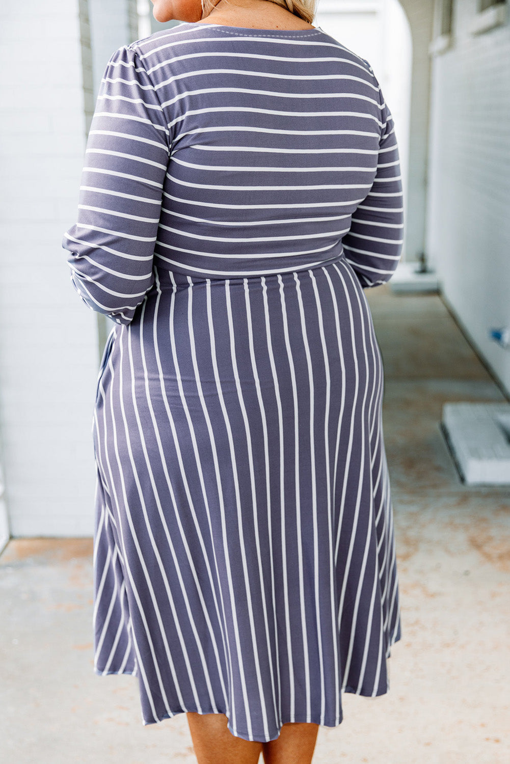 Vestido de talla grande con mangas 3/4 y cintura con lazo a rayas grises 