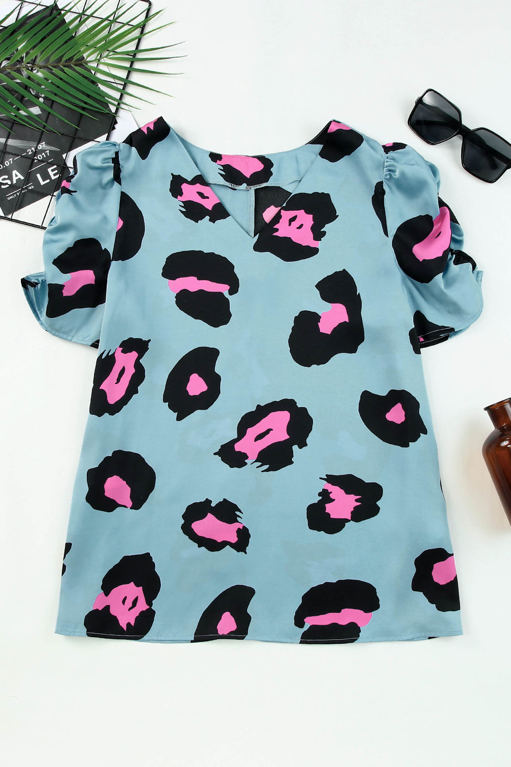 Blusa de manga corta con estampado de leopardo, fruncida, cuello en V y mangas cortas en azul