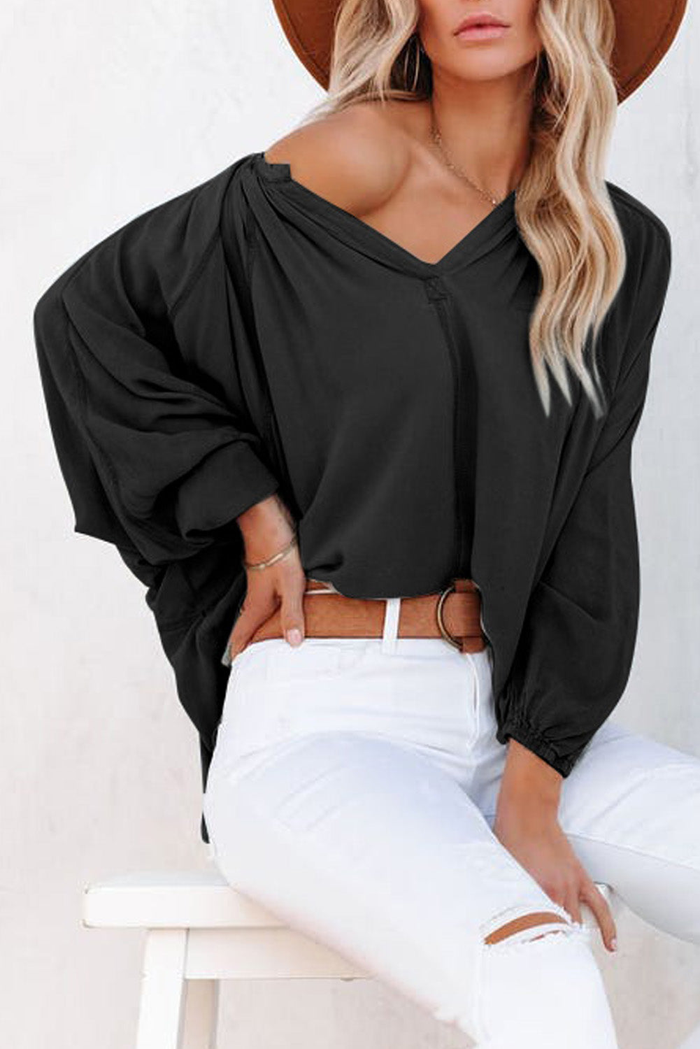 Blusa negra informal con escote en V y detalle plisado