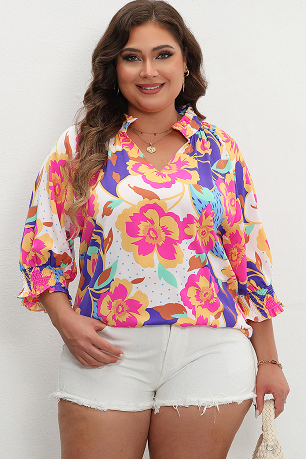 Blusa de manga corta abullonada con cuello dividido y estampado floral en color rosa y rojo