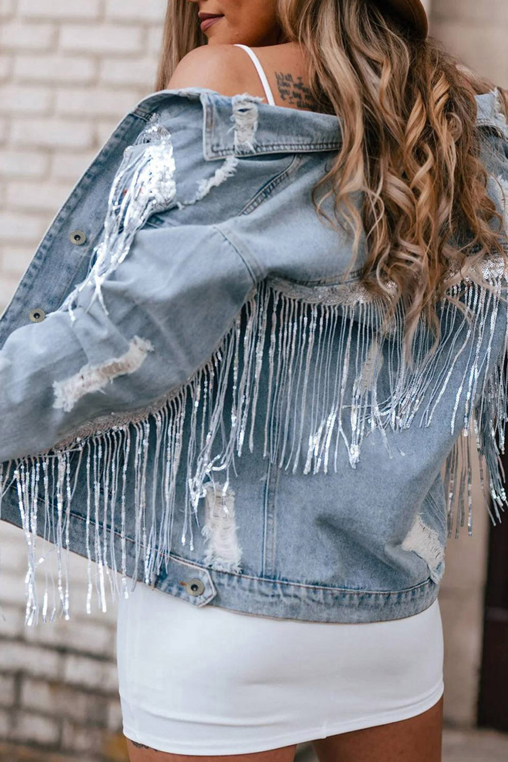 Chaqueta vaquera desgastada con flecos y adornos de lentejuelas de color azul cielo