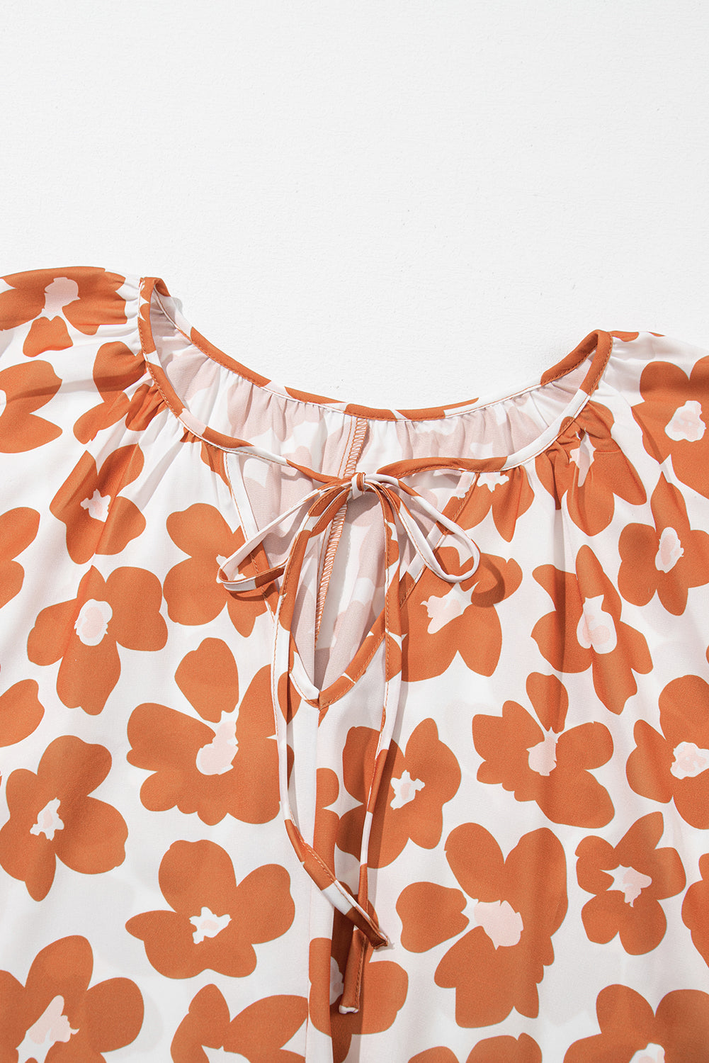 Blusa de manga corta con cuello en V, cordón y estampado floral en color naranja, talla grande